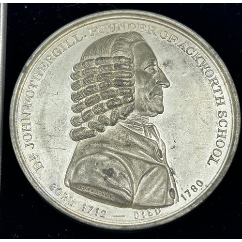 733 - White metal coins to include Crystal Palace Opening MDCCCLIV, Queen Victoria & Prince Albert 1851 In... 