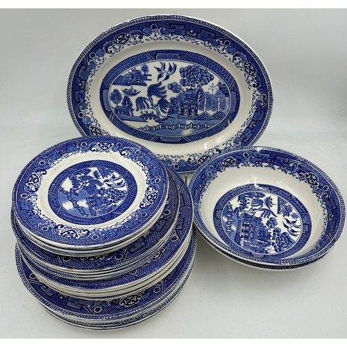 415 - A large collection of blue & white Willow Pattern items to include 6 x Booths 'Real Old Willow' A802... 