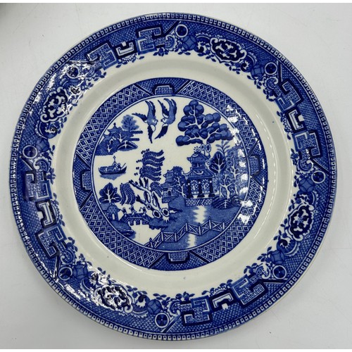 415 - A large collection of blue & white Willow Pattern items to include 6 x Booths 'Real Old Willow' A802... 