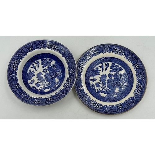 415 - A large collection of blue & white Willow Pattern items to include 6 x Booths 'Real Old Willow' A802... 