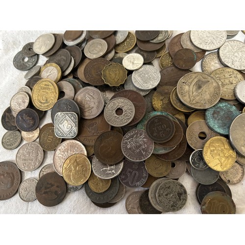 735 - A collection of UK and world mixed coinage, pennies, threepences, farthings, post 1947 sixpences and... 