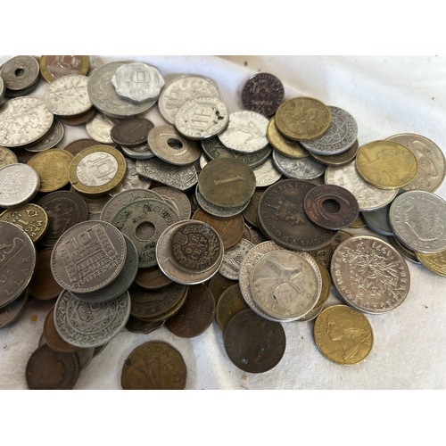 735 - A collection of UK and world mixed coinage, pennies, threepences, farthings, post 1947 sixpences and... 