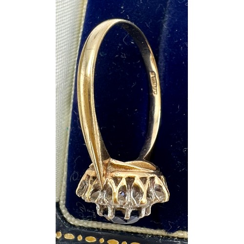 571 - A 9 carat gold paste set ring. Size Q. Weight 2.5gm.