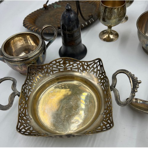 769 - A quantity of silver plated items to include egg coddler, kettle, inkwell, hip flask, napkin ring et... 