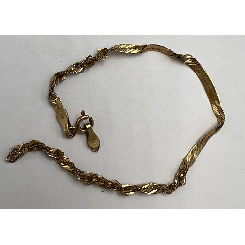 575 - Nine carat gold broken bracelet. 1.1gm.