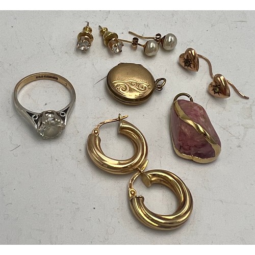 577 - Jewellery to include 9 carat gold ring, 9 carat gold heart shaped earrings, 9 carat gold hoop earrin... 