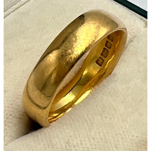 578 - A 22ct yellow gold wedding band. Size N/O, weight 7.2gm.