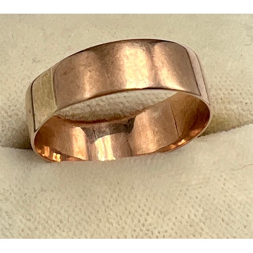 580 - A 9 carat gold wedding band, size P/Q, weight 2.2gm.