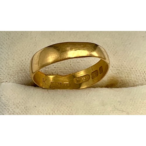 591 - A 22 carat gold wedding band. Weight 1.6gm. Size I.