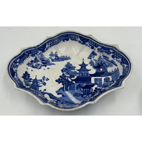 131 - A group of early 19th century Spode blue and white transfer printed wares, c. 1800-20. To include tw... 