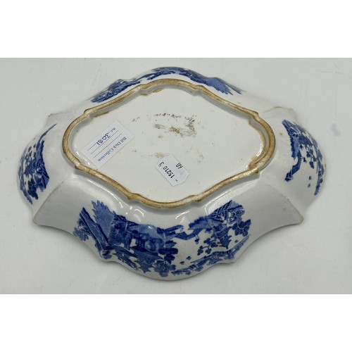 131 - A group of early 19th century Spode blue and white transfer printed wares, c. 1800-20. To include tw... 