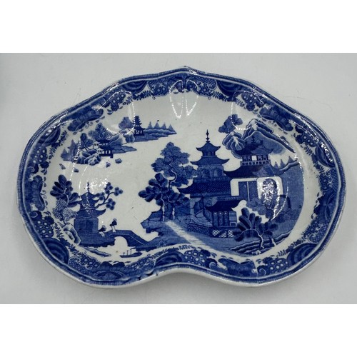 131 - A group of early 19th century Spode blue and white transfer printed wares, c. 1800-20. To include tw... 