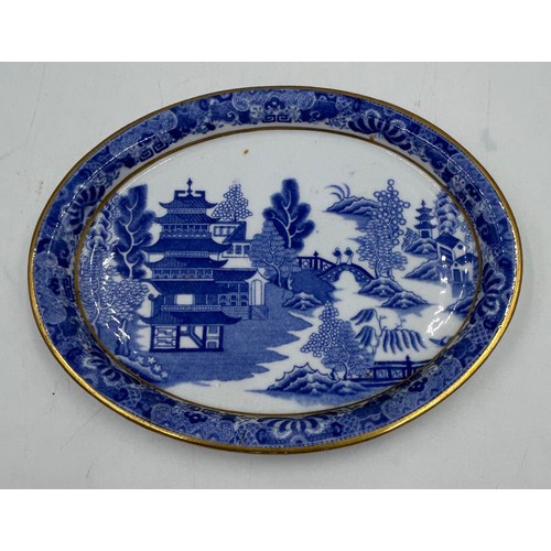 131 - A group of early 19th century Spode blue and white transfer printed wares, c. 1800-20. To include tw... 