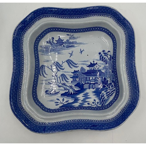 131 - A group of early 19th century Spode blue and white transfer printed wares, c. 1800-20. To include tw... 