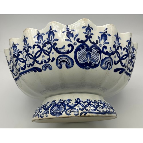 133 - An early 19th century blue and white transfer printed Spode armorial fruit bowl, c. 1825. It has a D... 