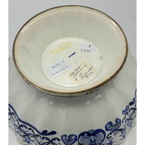 133 - An early 19th century blue and white transfer printed Spode armorial fruit bowl, c. 1825. It has a D... 