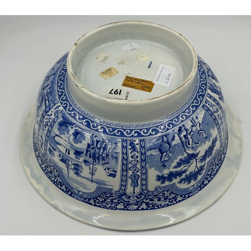 134 - An early 19th century blue and white transfer printed Spode Musicians pattern wash bowl, c. 1825. Ex... 