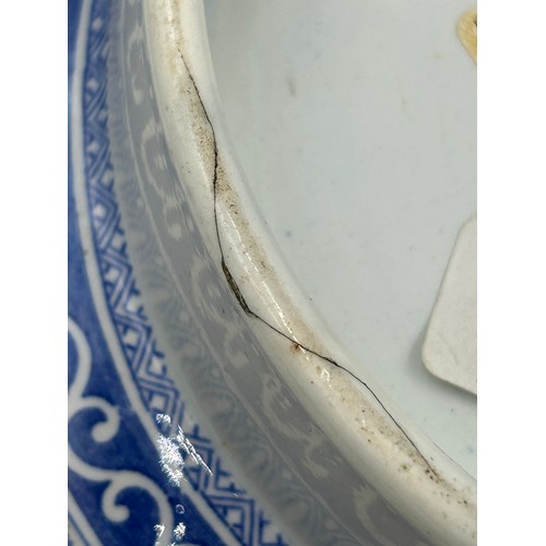 134 - An early 19th century blue and white transfer printed Spode Musicians pattern wash bowl, c. 1825. Ex... 