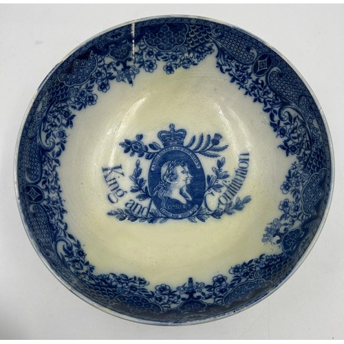 139 - A late 18th century blue and white transfer printed King and Constitution fruit bowl, c. 1795, toget... 