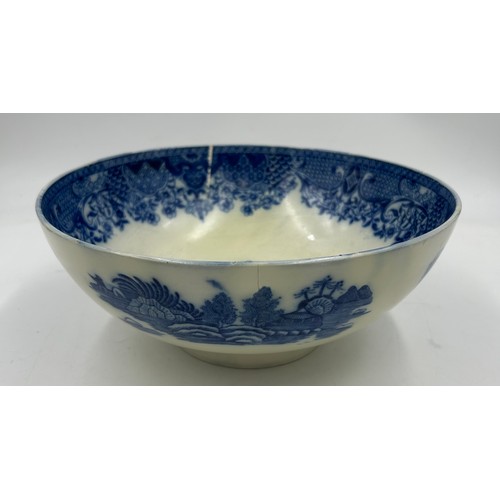 139 - A late 18th century blue and white transfer printed King and Constitution fruit bowl, c. 1795, toget... 