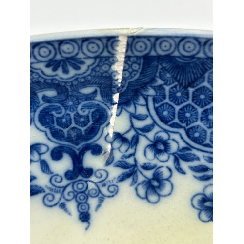 139 - A late 18th century blue and white transfer printed King and Constitution fruit bowl, c. 1795, toget... 