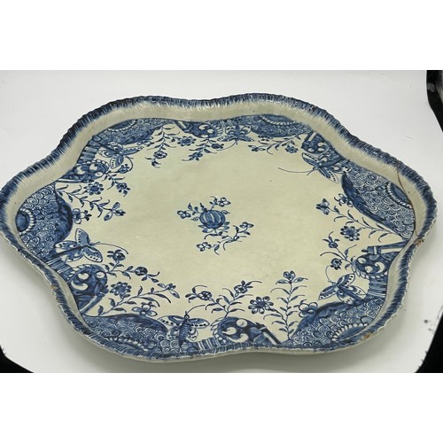 142 - An early 19th century blue and white hand-painted shell edge pearlware large shaped tray, c. 1800. I... 