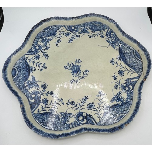 142 - An early 19th century blue and white hand-painted shell edge pearlware large shaped tray, c. 1800. I... 