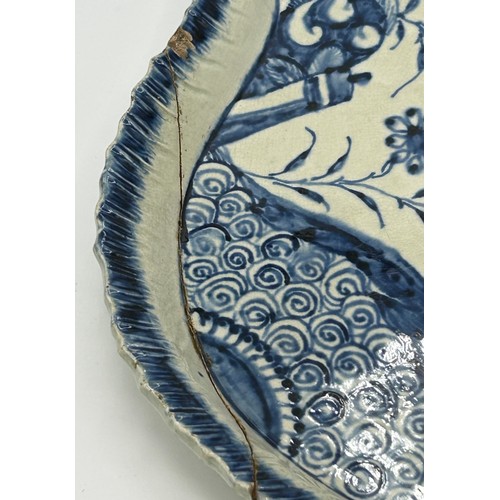 142 - An early 19th century blue and white hand-painted shell edge pearlware large shaped tray, c. 1800. I... 