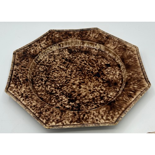 143 - Two late 18th century brown tortoise Whieldon type moulded rim plates, c. 1780. 22 - 25cm (2)

Condi... 