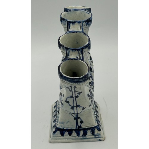 150 - A late 18th century blue and white hand-painted pearlware shell edge quintal vase, c. 1790. 21cm tal... 