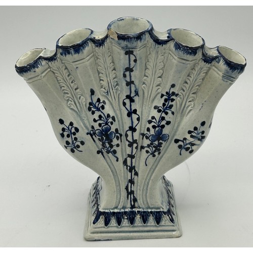 150 - A late 18th century blue and white hand-painted pearlware shell edge quintal vase, c. 1790. 21cm tal... 