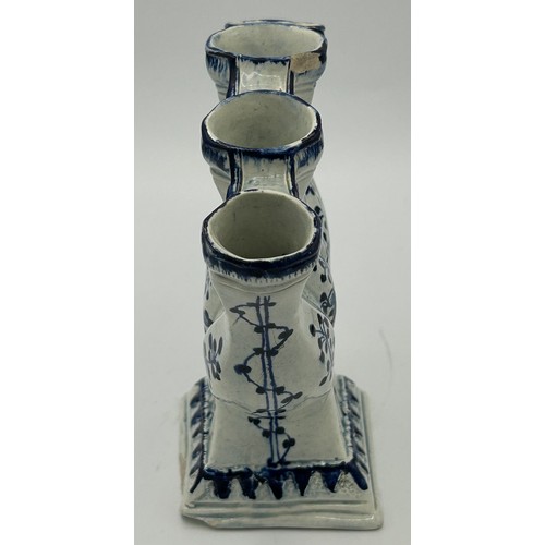 150 - A late 18th century blue and white hand-painted pearlware shell edge quintal vase, c. 1790. 21cm tal... 