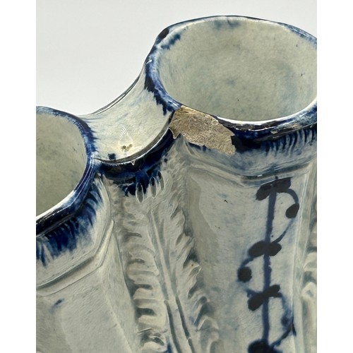 150 - A late 18th century blue and white hand-painted pearlware shell edge quintal vase, c. 1790. 21cm tal... 