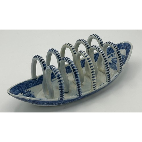 157 - An early 19th century blue and white transfer printed Willow pattern toast rack c. 1810. 35 cm wide.... 