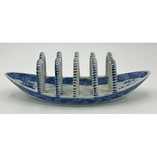 157 - An early 19th century blue and white transfer printed Willow pattern toast rack c. 1810. 35 cm wide.... 