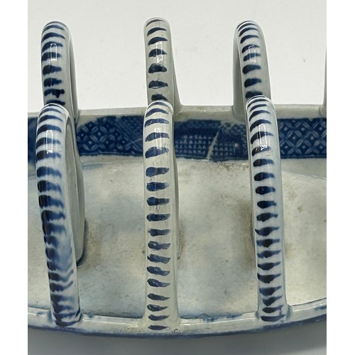 157 - An early 19th century blue and white transfer printed Willow pattern toast rack c. 1810. 35 cm wide.... 