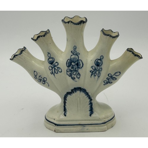 162 - An early 19th century pearlware blue and white hand-painted, shell edge quintal vase, c. 1810. 16 cm... 