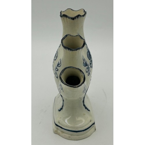 162 - An early 19th century pearlware blue and white hand-painted, shell edge quintal vase, c. 1810. 16 cm... 