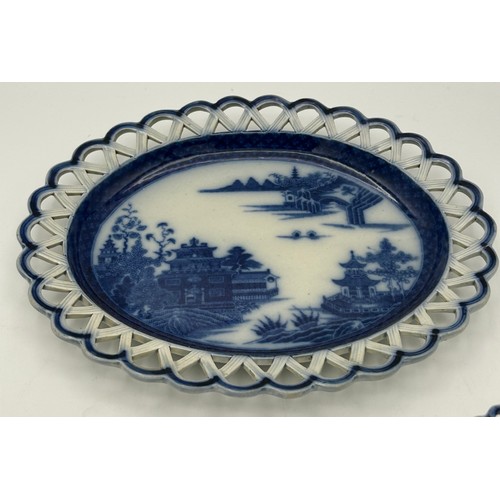 164 - A group of early 19th century blue and white transfer printed Spode wares, c. 1810. To include: a Wi... 