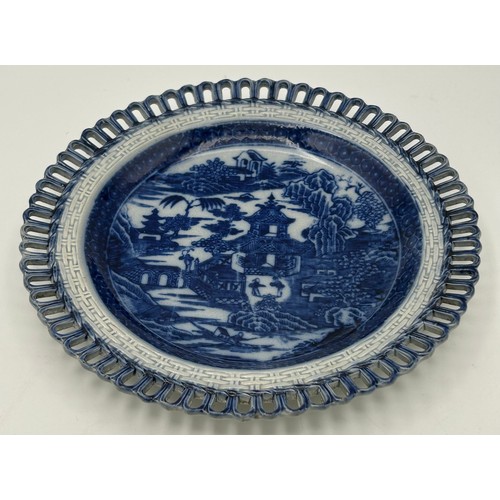 164 - A group of early 19th century blue and white transfer printed Spode wares, c. 1810. To include: a Wi... 