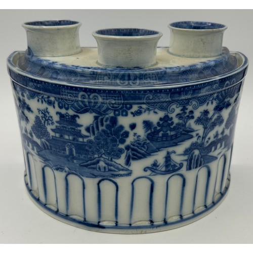 173 - An early 19th century blue and white transfer printed chinoiserie pattern bough pot and cover, c. 18... 