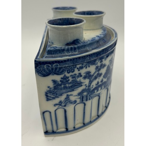 173 - An early 19th century blue and white transfer printed chinoiserie pattern bough pot and cover, c. 18... 