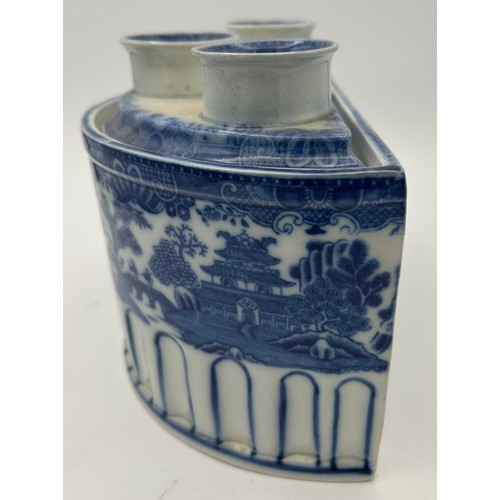 173 - An early 19th century blue and white transfer printed chinoiserie pattern bough pot and cover, c. 18... 