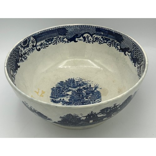 192 - A group of early 19th century blue and white transfer printed Conversation pattern bowls, c. 1800. 2... 