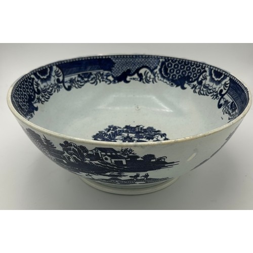 192 - A group of early 19th century blue and white transfer printed Conversation pattern bowls, c. 1800. 2... 