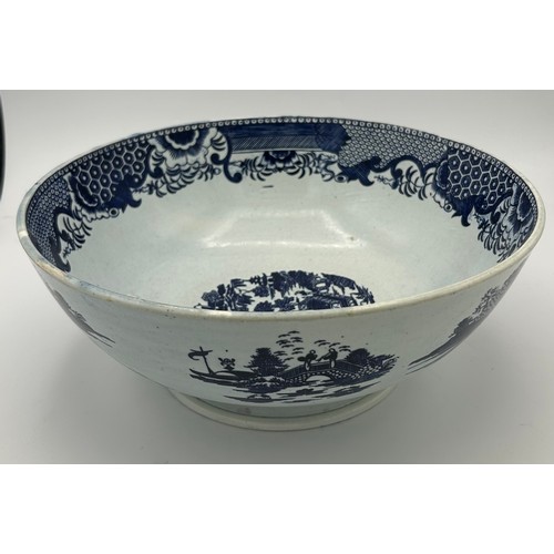 192 - A group of early 19th century blue and white transfer printed Conversation pattern bowls, c. 1800. 2... 