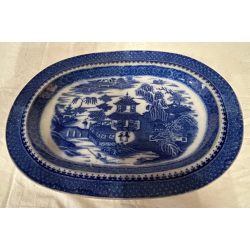 198 - A group of four early 19th century blue and white transfer printed platters, c. 1800. To include Two... 