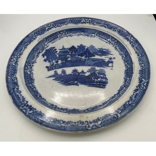 199 - A group of early 19th century blue and white transfer printed chargers and similar platter, c. 1800.... 