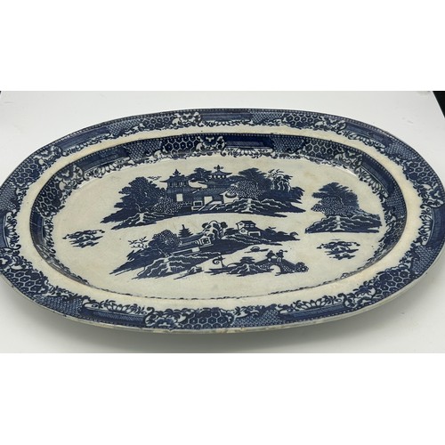 199 - A group of early 19th century blue and white transfer printed chargers and similar platter, c. 1800.... 