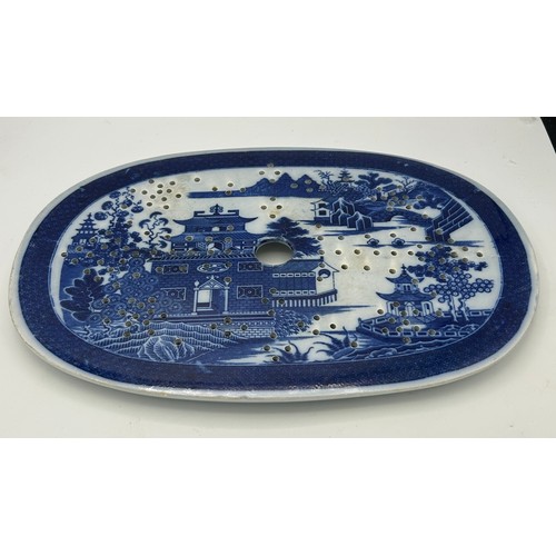 200 - A group of three early 19th century blue and white transfer printed drainers, c. 1800. To include Wi... 